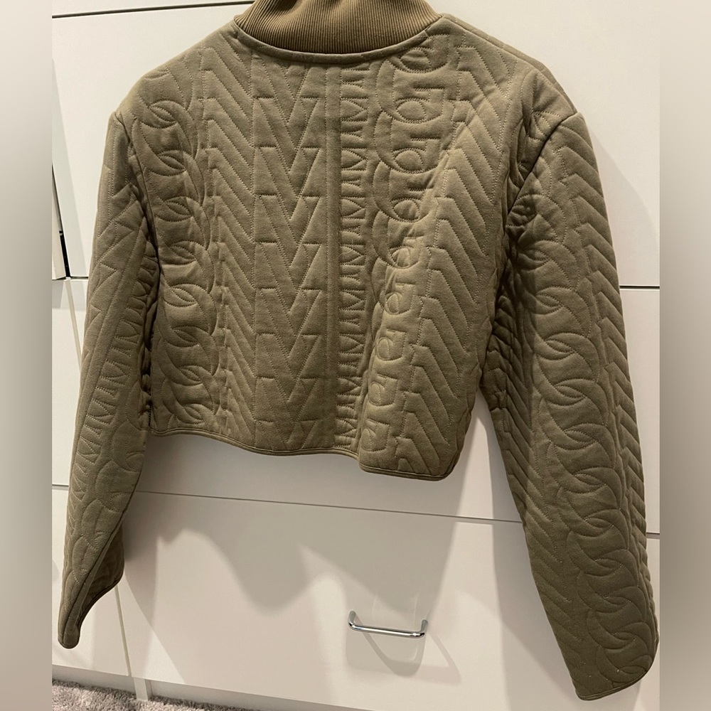 veg non veg crop sweater with zip